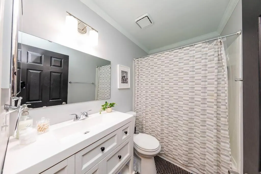 アパート Luxury Midtown 2Br Family Suite Sleeps 8 Guests With Private Balcony And Optional Parking Walk To Parthenon & Vanderbilt Near Broadway ナッシュビル
