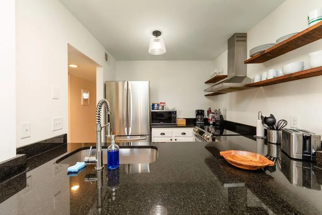 Luxury Midtown 2Br Family Suite Sleeps 8 Guests With Private Balcony And Optional Parking Walk To Parthenon & Vanderbilt Near Broadway ナッシュビル 0*,  米国