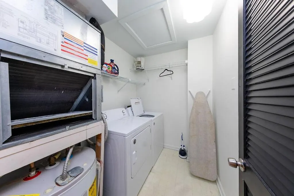 Luxury Midtown 2Br Family Suite Sleeps 8 Guests With Private Balcony And Optional Parking Walk To Parthenon & Vanderbilt Near Broadway ナッシュビル アパート